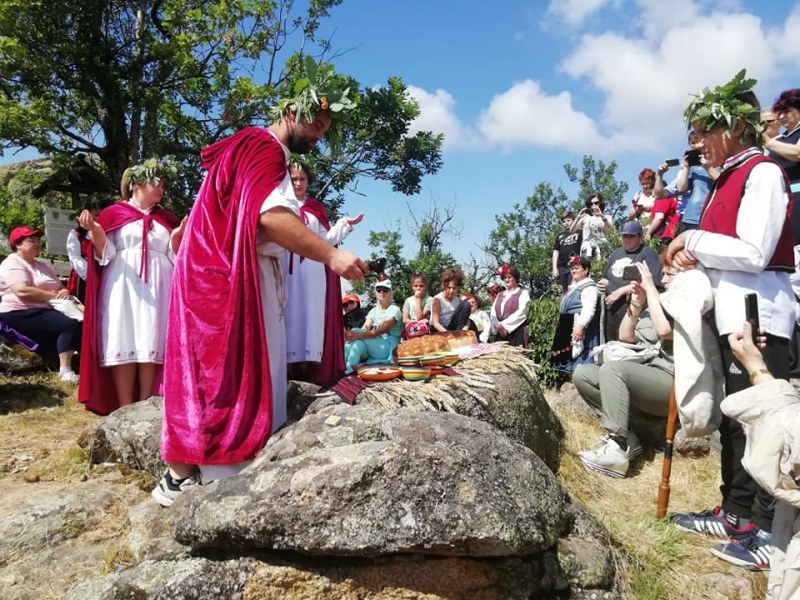 С ритуал и тракийски гозби почетоха Слънцето край Брезово