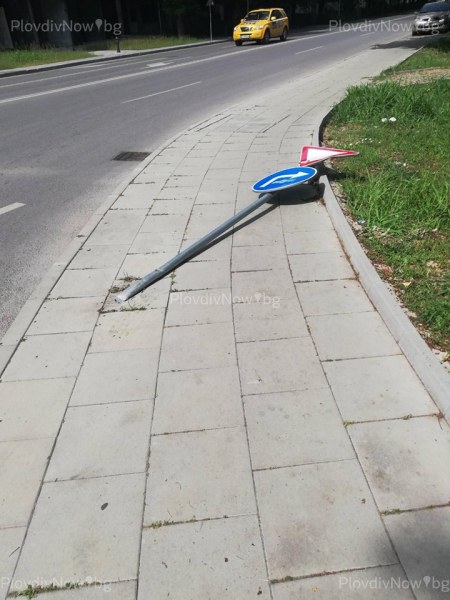Важен пътен знак съборен край пловдивско кръстовище