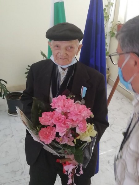 Дядо Христо от Брезово, ветеран от войната, получи юбилеен медал