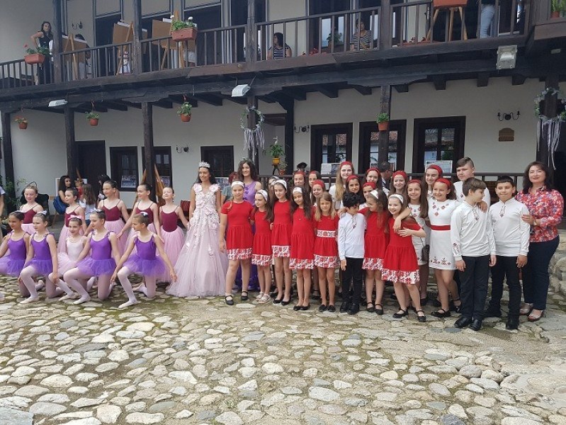 Първи ден от празника на лавандулата в Карлово: Рисунки, изложба, музика и танци