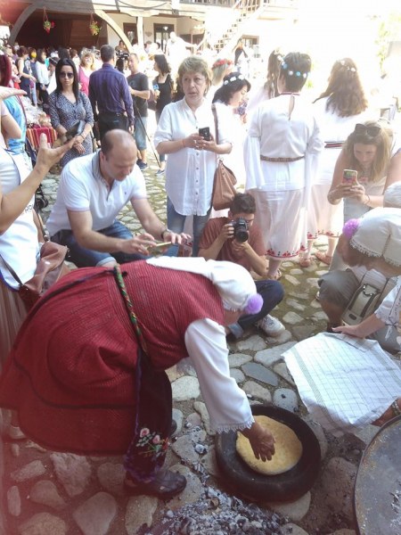 „Месим, за да се смесим“! Символиката в приготвянето на хляб показаха на фестивала в Карлово