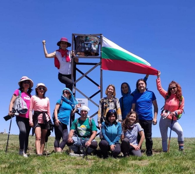 Родолюбиви асеновградчани развяха нов трибагреник на връх в Рила