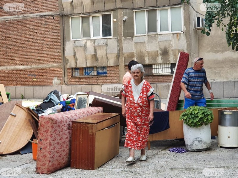 Изхвърлена заради неплатени сметки и наем, а не бездомна се оказа старицата от Пловдив