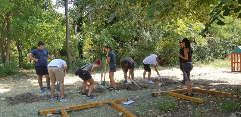 Доброволци почистват и облагородяват стадиона в карловското село Куртово