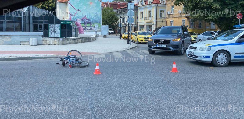 Кола помете велосипедист в центъра на Пловдив