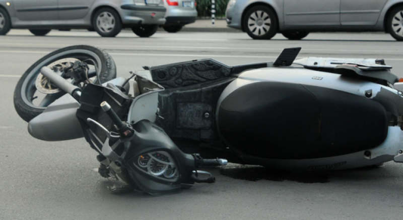 Пияна жена катастрофира с мотор край Асеновград, оказа се и без книжка