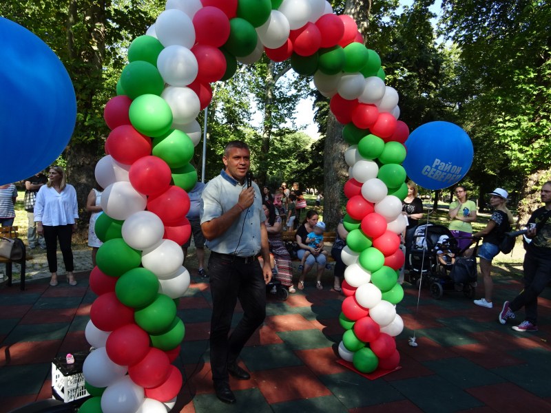С музика, балони и клоун откриха новата детска площадка в парк “Рибница“