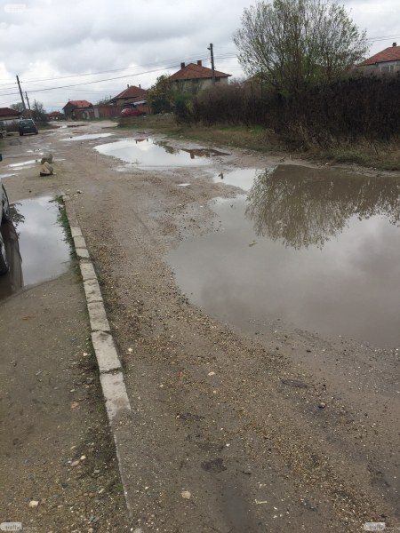 Улици стават реки в село Калековец, жителите настояват за асфалтиране