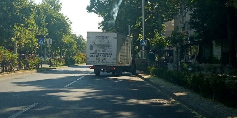 Пак катастрофа в центъра на Пловдив! Камион и два джипа се нанизаха