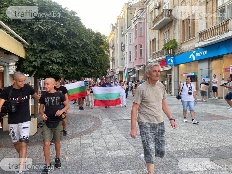 Шести ден центърът на Пловдив е огласен от скандирания „Оставка”