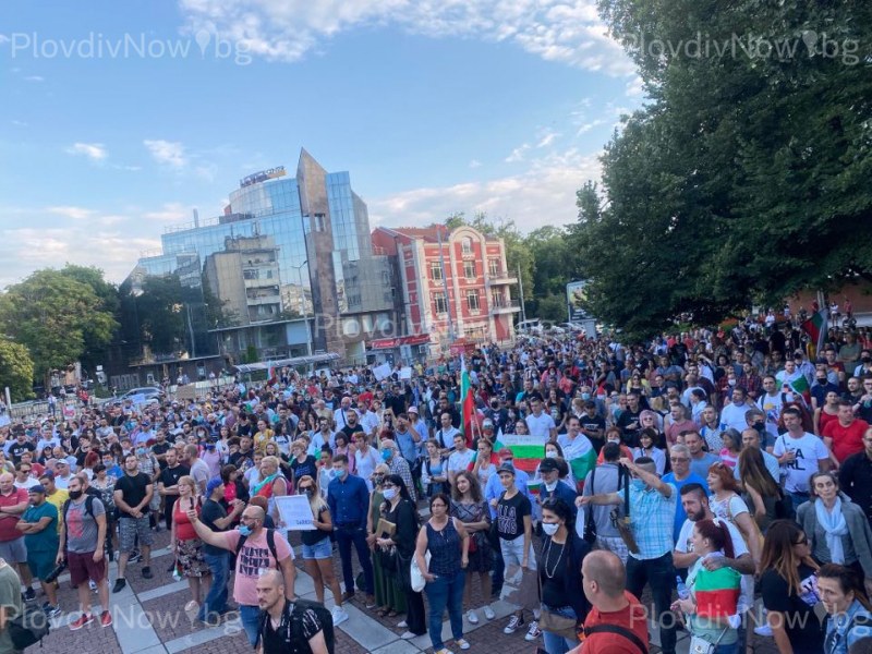 2000 пловдивчани се събраха на протеста на площад “Съединение“