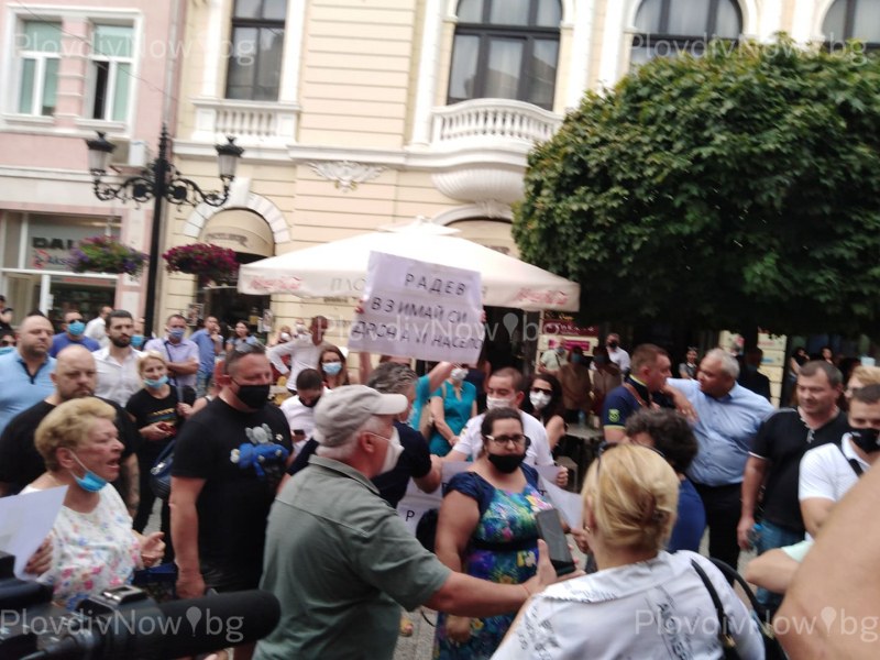 Поддръжници на президента в Пловдив влязоха в конфликт със симпатизанти на ГЕРБ