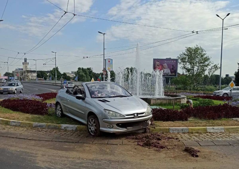 Пияна жена се заби с кабриолет в кръгово в центъра на Пловдив