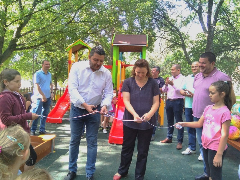 Първа модерна детска площадка в Златитрап! Прерязаха лентата