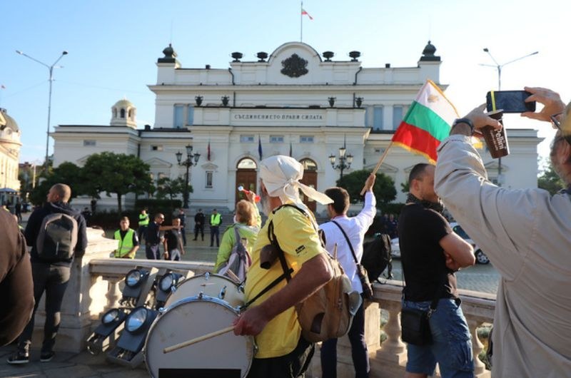 Протестиращи пред Парламента тази сутрин, искат по-радикални действия