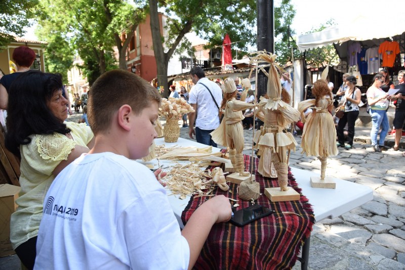 Царевичните кукли от Куртово Конаре станаха атракцията на фестивала в Пловдив