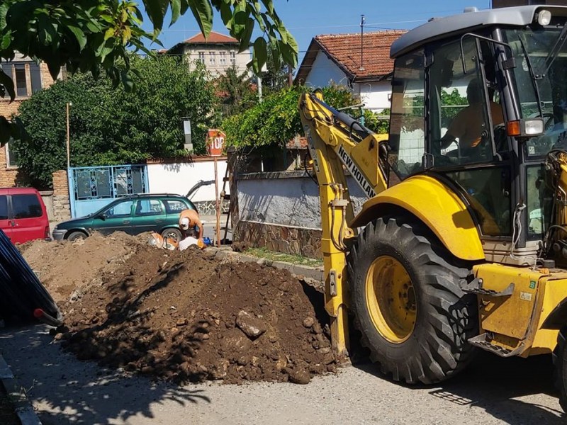 Подменят с нови устойчиви тръби водопровода по улица „3-ти март“ в Перущица