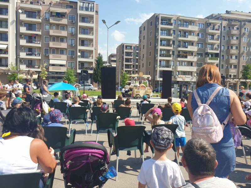 Многобройна публика аплодира „Куклен театър в парка” в район Тракия
