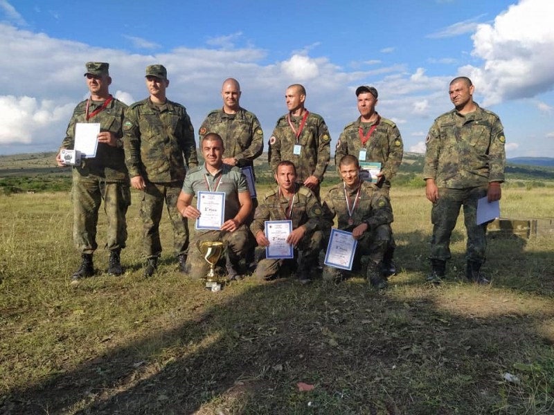 Карловски ефрейтори грабнаха купата на състезание по стрелба със снайпер