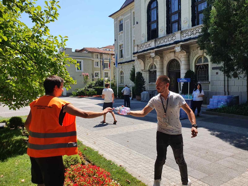 Минувачи по центъра в Пловдив получаваха безплатна вода в днешния горещ ден