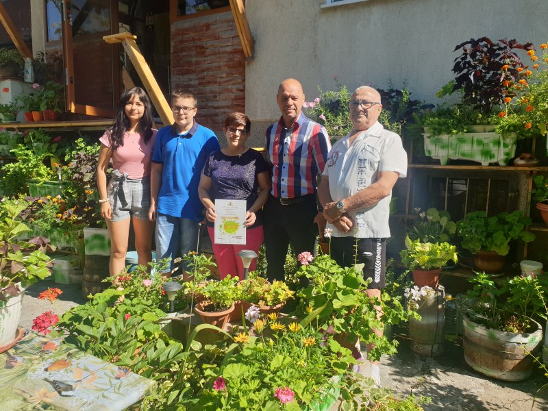 Семейство в Тракия създаде цветен рай пред блока! Спечели конкурса за юли