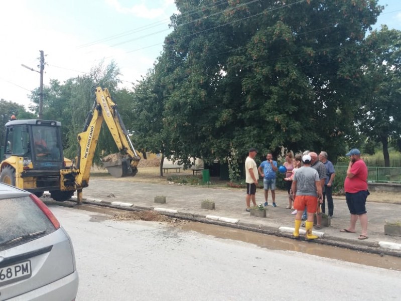 Ремонтират водопровода в брезовското село Златосел, направиха първа копка