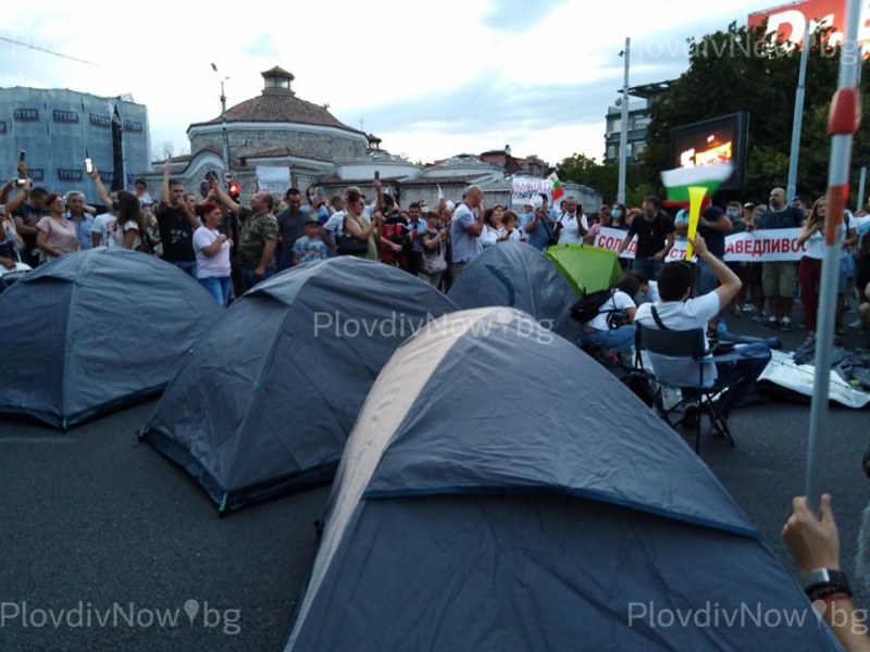 Протестиращи разпънаха шест палатки на централно кръстовище в Пловдив