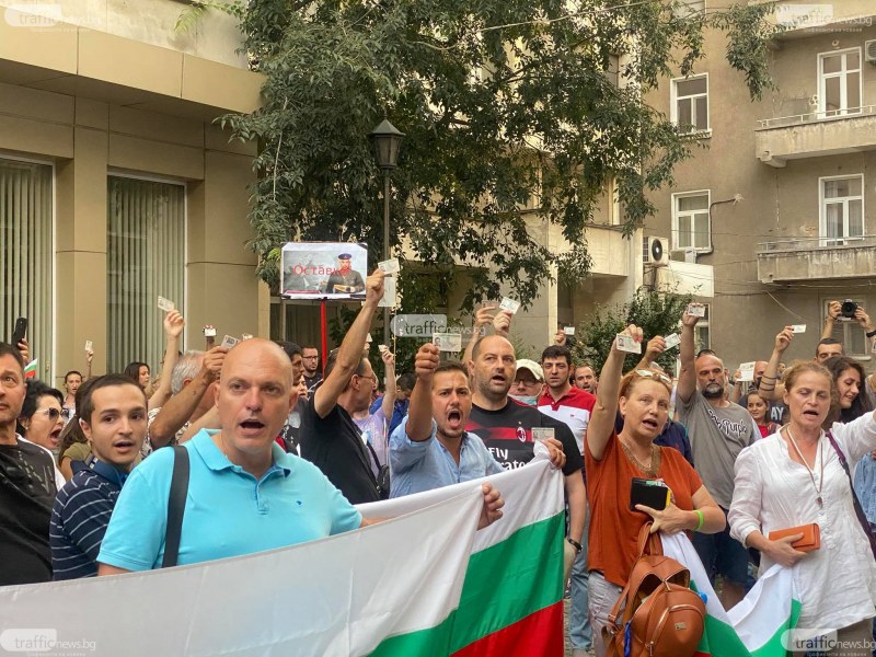 Протестиращи в Пловдив обсадиха сградата на полицията, викат “Легитимирайте се“ и “Страхливци“