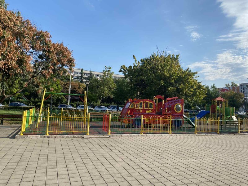 Слънце и синьо небе! С празник за децата откриват обновена площадка в „Северен“