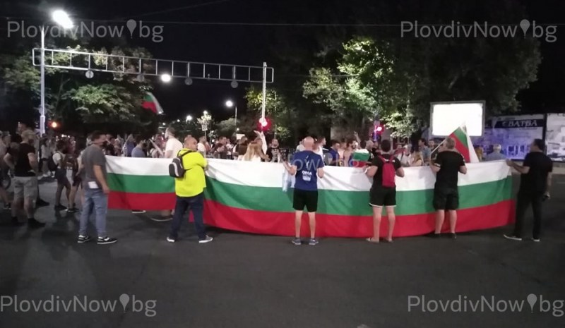 Протестиращите в Пловдив се скараха, разделиха се на две части