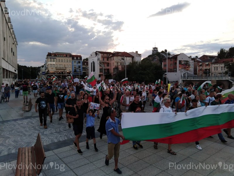 Протестното шествие в Пловдив тръгна, химнът огласи тунела