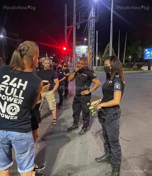 Задържаха демонстрант, подариха роза на полицайка, охраняваща протеста