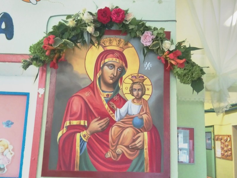 Ремонтират детска градина в Марково, стенопис на Богородица осветиха в Белащица