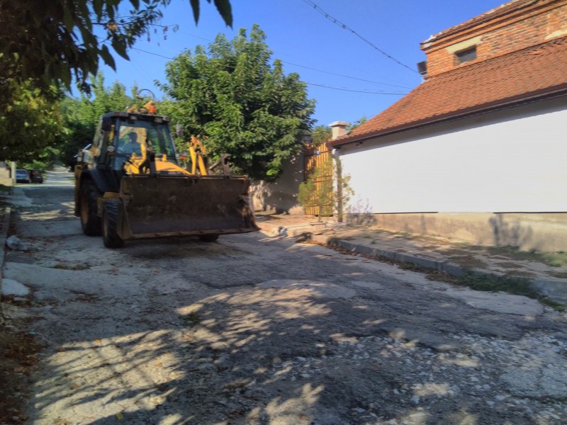 Ремонтират основно важна улица в родопското село Брестник