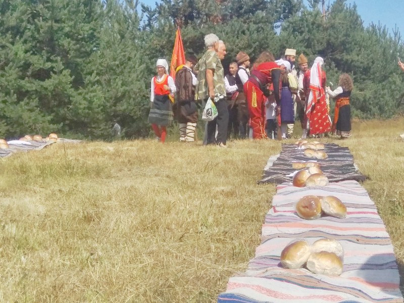 С три курбана и родопска сватба отбелязаха Успение Богородично в Родопската яка