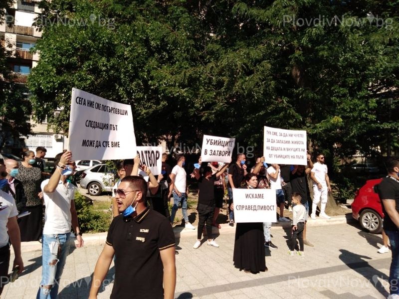 Роми на протест пред съда в Пловдив, искат затвор за тираджия, убил трима души на пътя