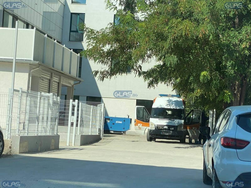 Възможно ли е? Лекари, превозващи болни от коронавирус, се дезинфекцират на паркинг в Пловдив
