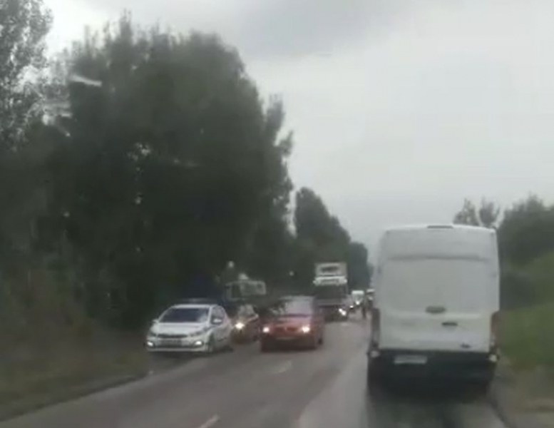 Катастрофа край Пловдив! Камион се заби в канавка