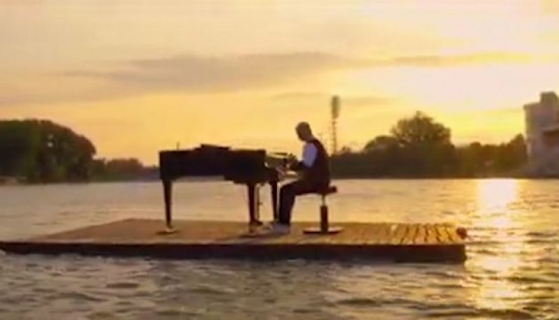 Музиканти потапят истински роял във водите на Гребната база