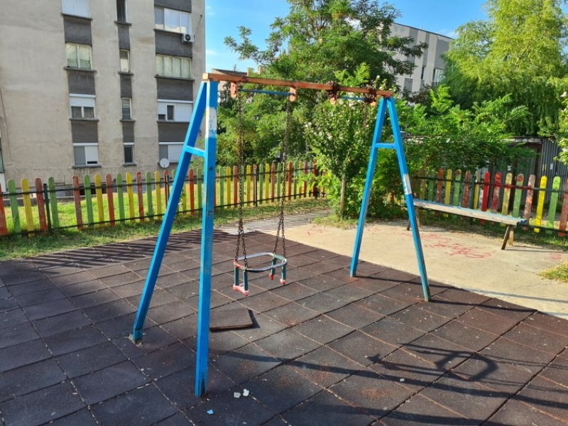 Доброволци освежават детска площадка в Асеновград, всеки може да се включи