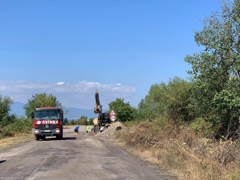 Как върви ремонтът на пътя Карлово - Васил Левски?