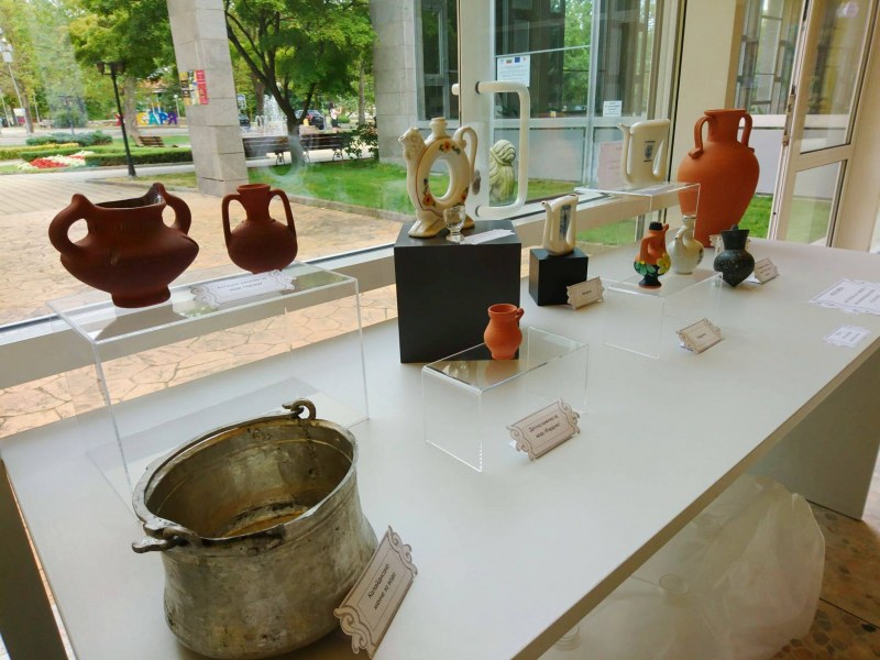 Любопитна изложба в Хисаря - колекция от съдове за минерална вода от античността до наши дни