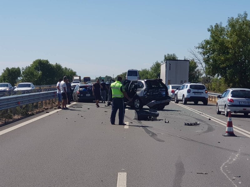 Тежка катастрофа на магистралата край Пловдив, кола се заби в ТИР