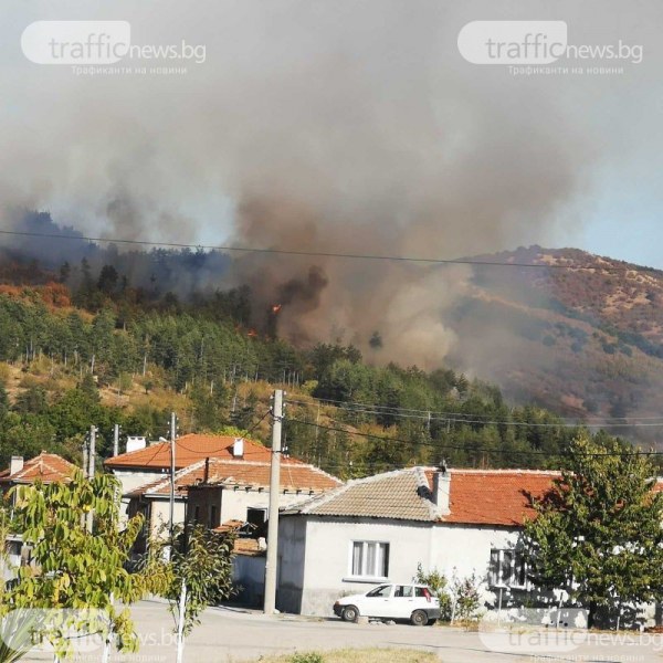 Пет екипа огнеборци гасят в Първомайско, пламъците приближават къщите