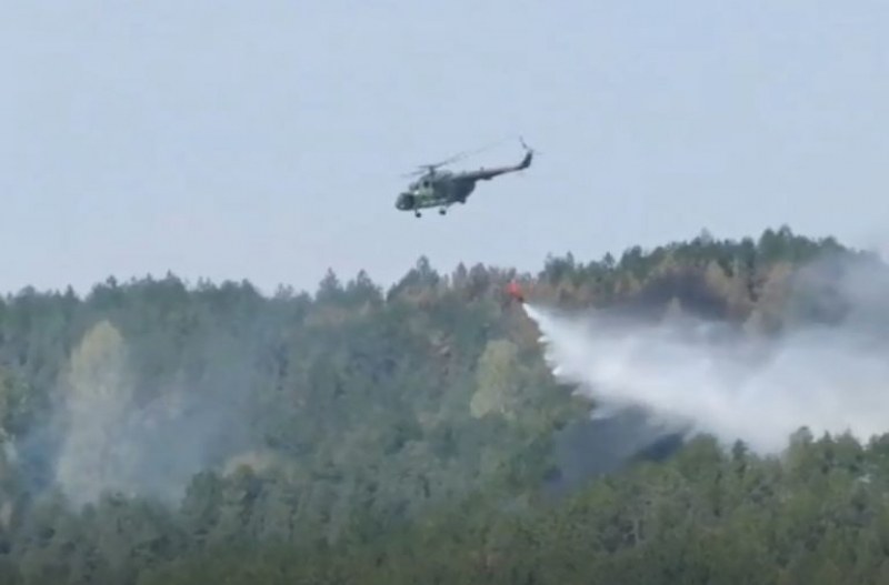 52 военни и вертолет помагат в гасенето на пожара над Карлово