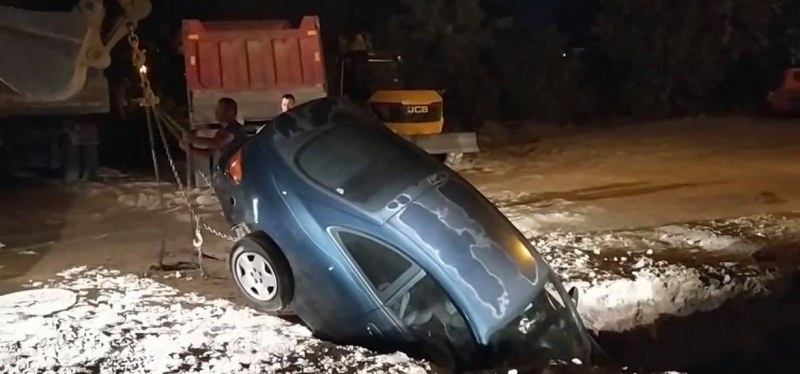 Съставиха акт на фирма, кола пропадна в яма на неин терен в Кършияка
