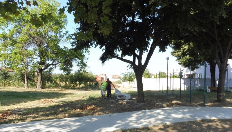 Почистват първите обновени паркове в Стамболийски