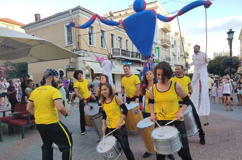 TheatAir започна в Пловдив с гигантски кукли и гореща самба