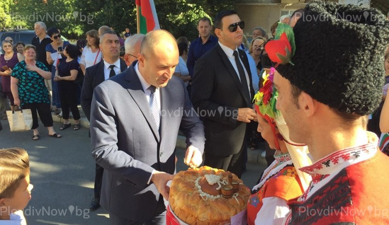 Президентът пристигна в Брестовица, посрещнаха го с погача и възстановка