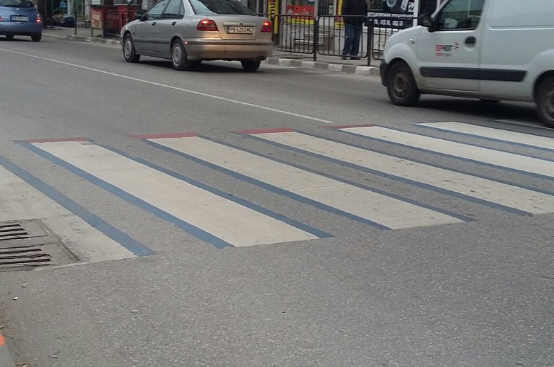 Освежават пешеходните пътеки в Асеновградско, готови са тези край училищата